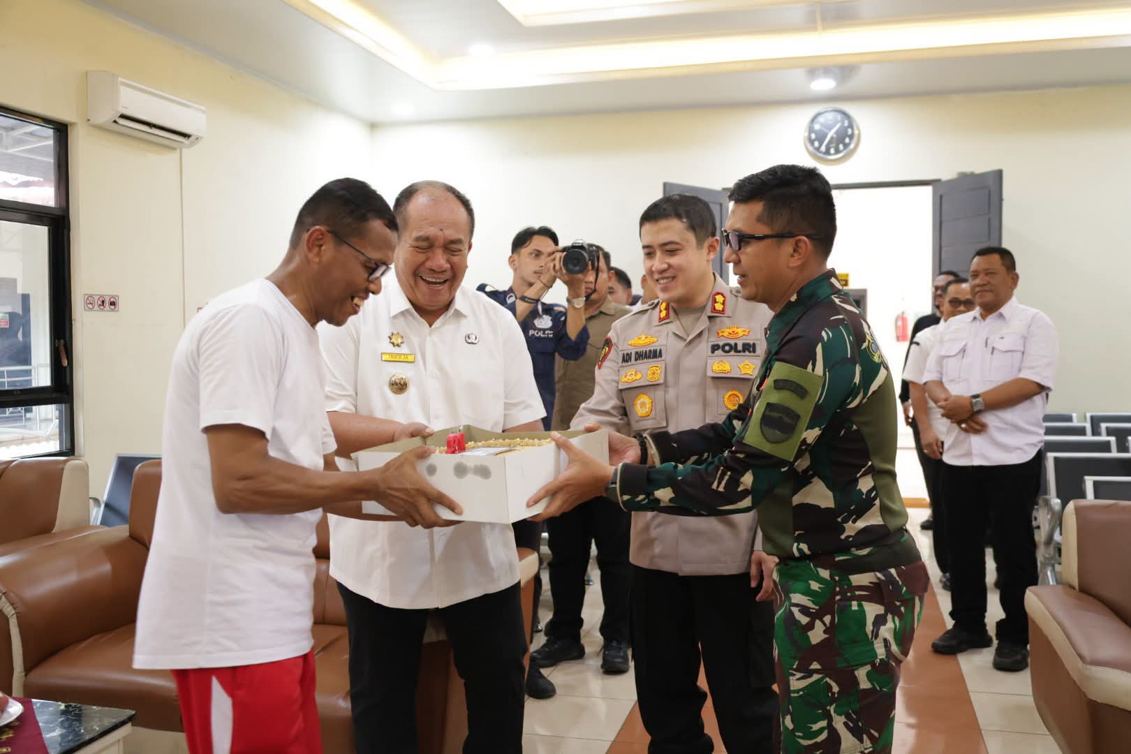 Dandim 0208/Asahan Bersama Bupati dan Kapolres Berikan Kejutan HUT ke-81 Mahkamah Agung