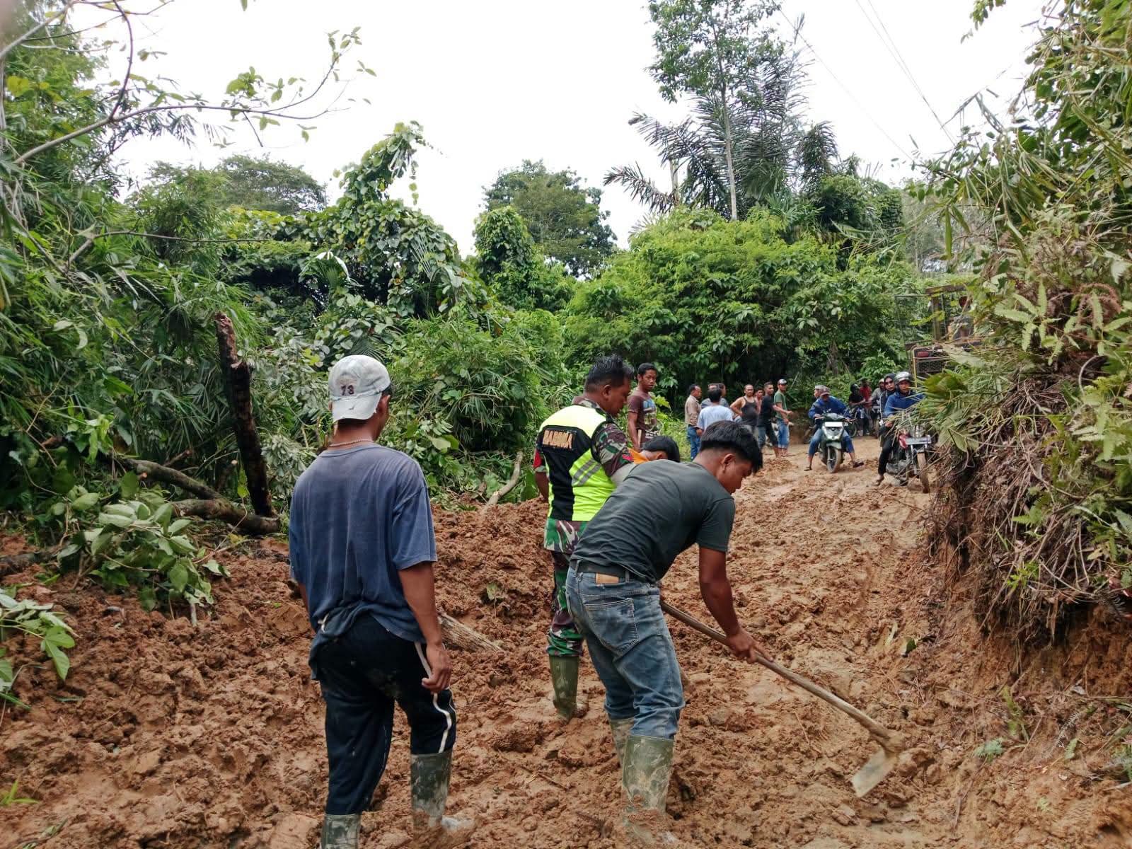 Babinsa Koramil 15/BPL Bersama Warga Bersihkan Jalan Tertimbun Lumpur Akibat Curah Hujan Tinggi