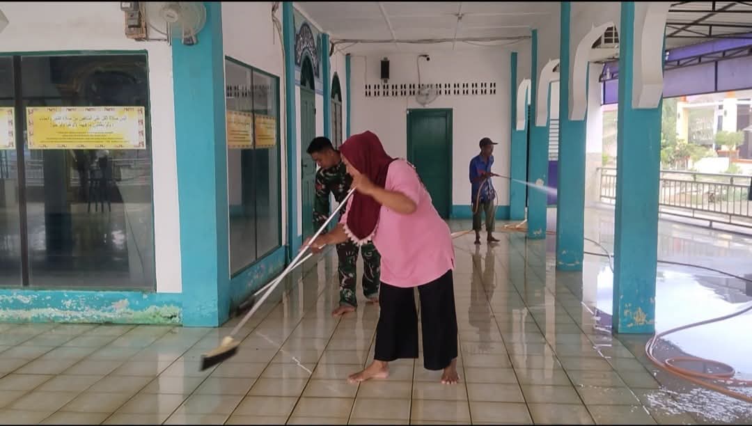 Pengabdian Tanpa Batas, Koptu Sambari Bantu Bersihkan Masjid Al Jami’