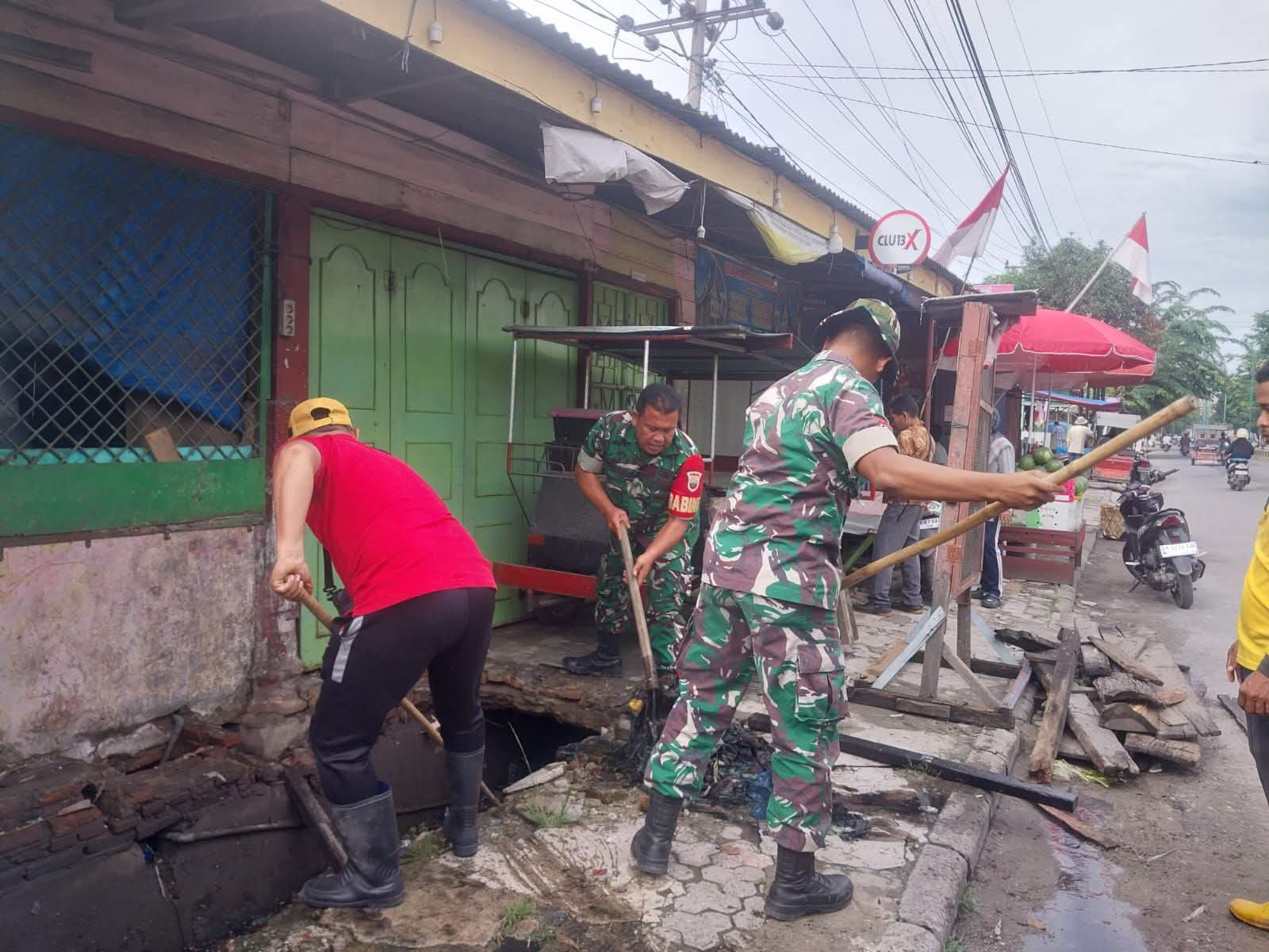 Babinsa Koramil 09/TB Bersama Warga Gotong Royong Bersihkan Selokan Hindari Berbagai Jenis Penyakit