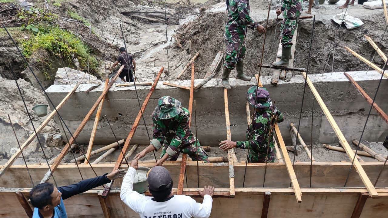Dandim 0208/Asahan Tinjau Gotong Royong Perbaikan Bendungan dan Berikan Bantuan kepada Warga