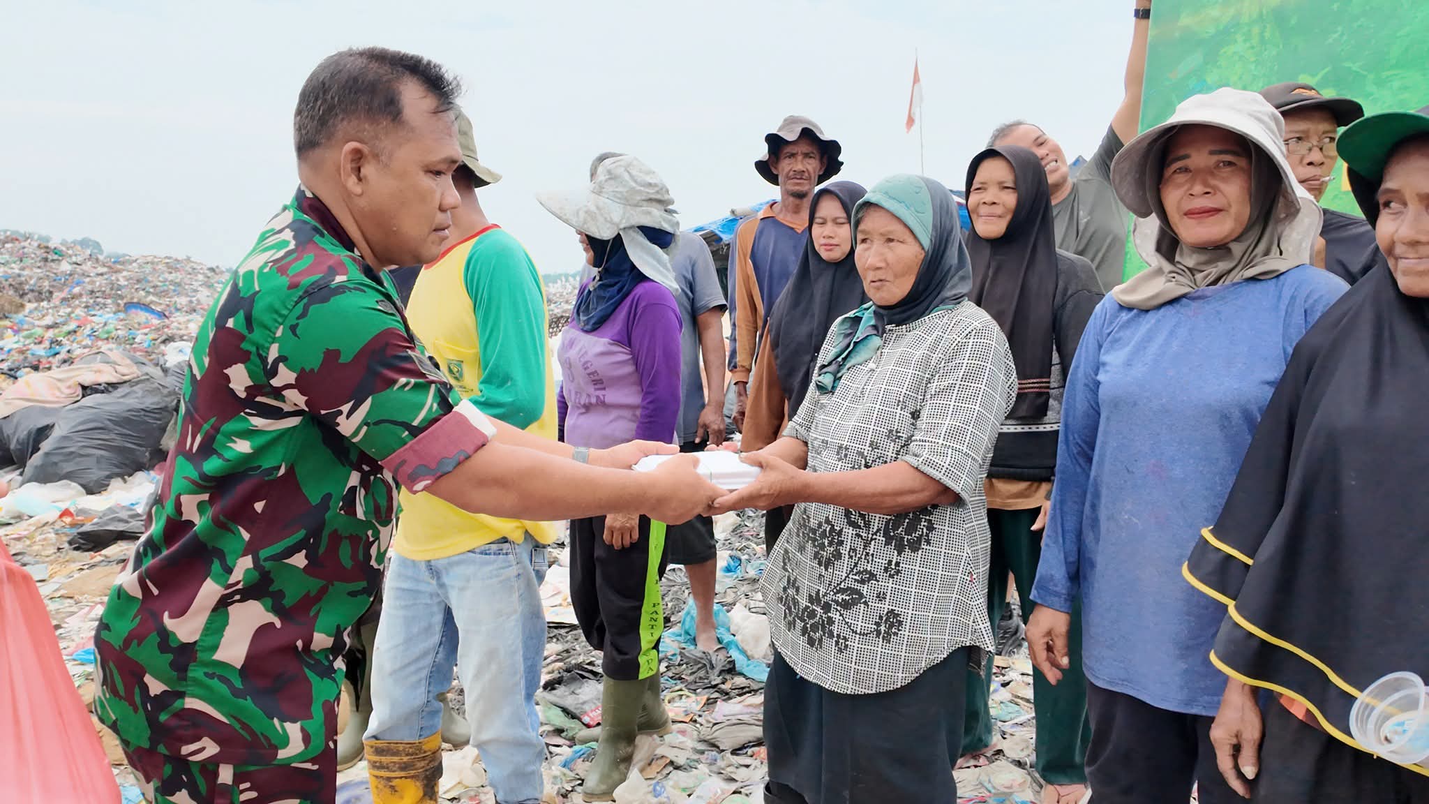 Jum’at Berbagi Kodim 0208/Asahan Terus Berlanjut, Sasar Pengguna Jalan dan Pengepul di TPA Sidodadi