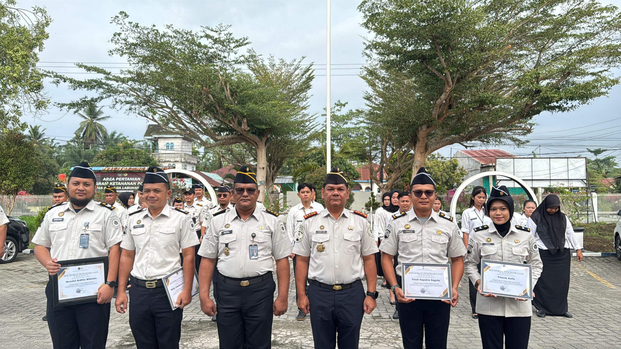 Kalapas  Labuhan Ruku Berikan Penghargaan Pegawai Teladan, Kalapas Apresiasi Kinerja dan Dedikasi