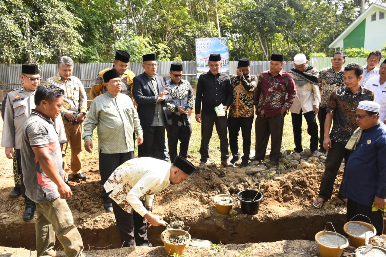 Peletakan batu pertama pembangunan mesjid MAN 3 Madina, Ini pesan dan harapan Camat Siabu