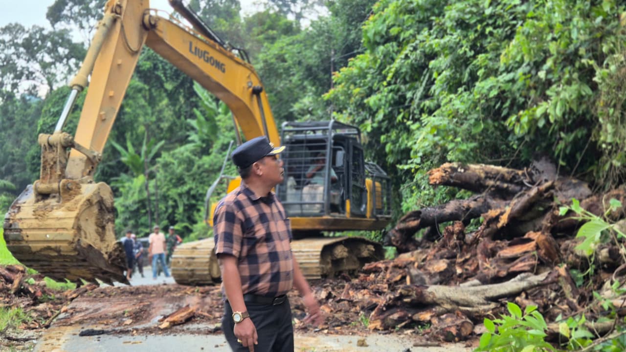 Forkopimca Lingga Bayu Evakuasi Batang Kayu Yg menutup Jalan di Desa Sikumbu, Mandailing Natal